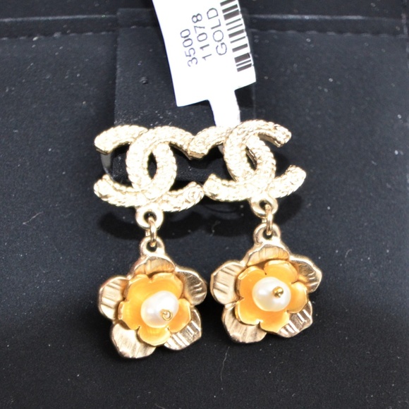 SOLD NEW  CHANEL Gold Cc Camellia 2018 Cruise - Picture 4 of 7